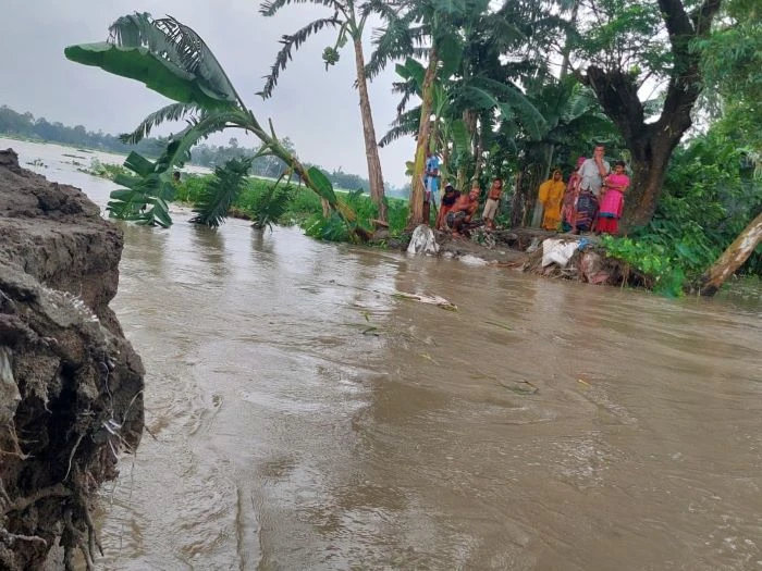 ‎লালমনিরহাটে হঠাৎ বন্যা, কমতে শুরু করেছে তিস্তার পানি